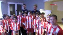El especial encuentro de los jugadores del Olympiacos con unos niños