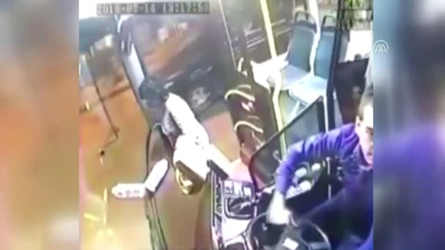 Yolcunun Halk Otobüsünden Düşme Anı