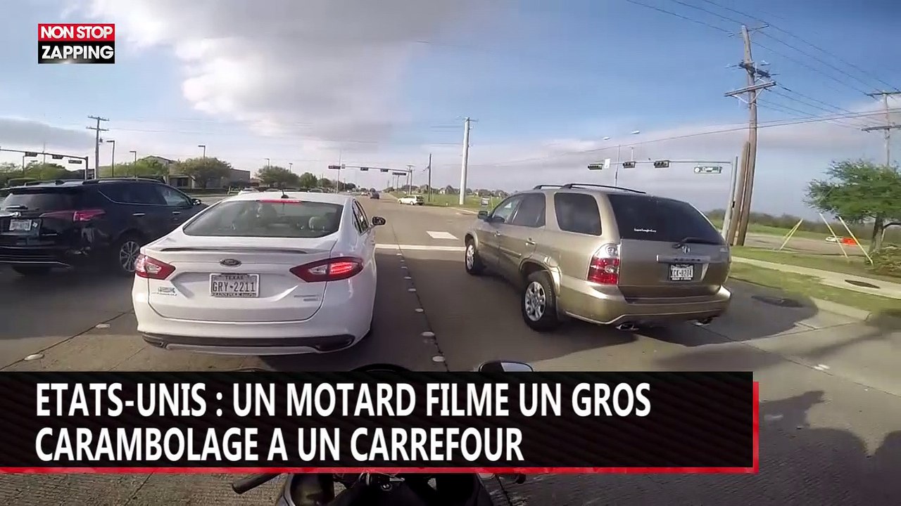 Etats-Unis : un motard filme un gros carambolage à un carrefour (vidéo)