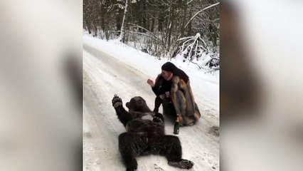 Mujer indigna a las redes con este posado con un oso
