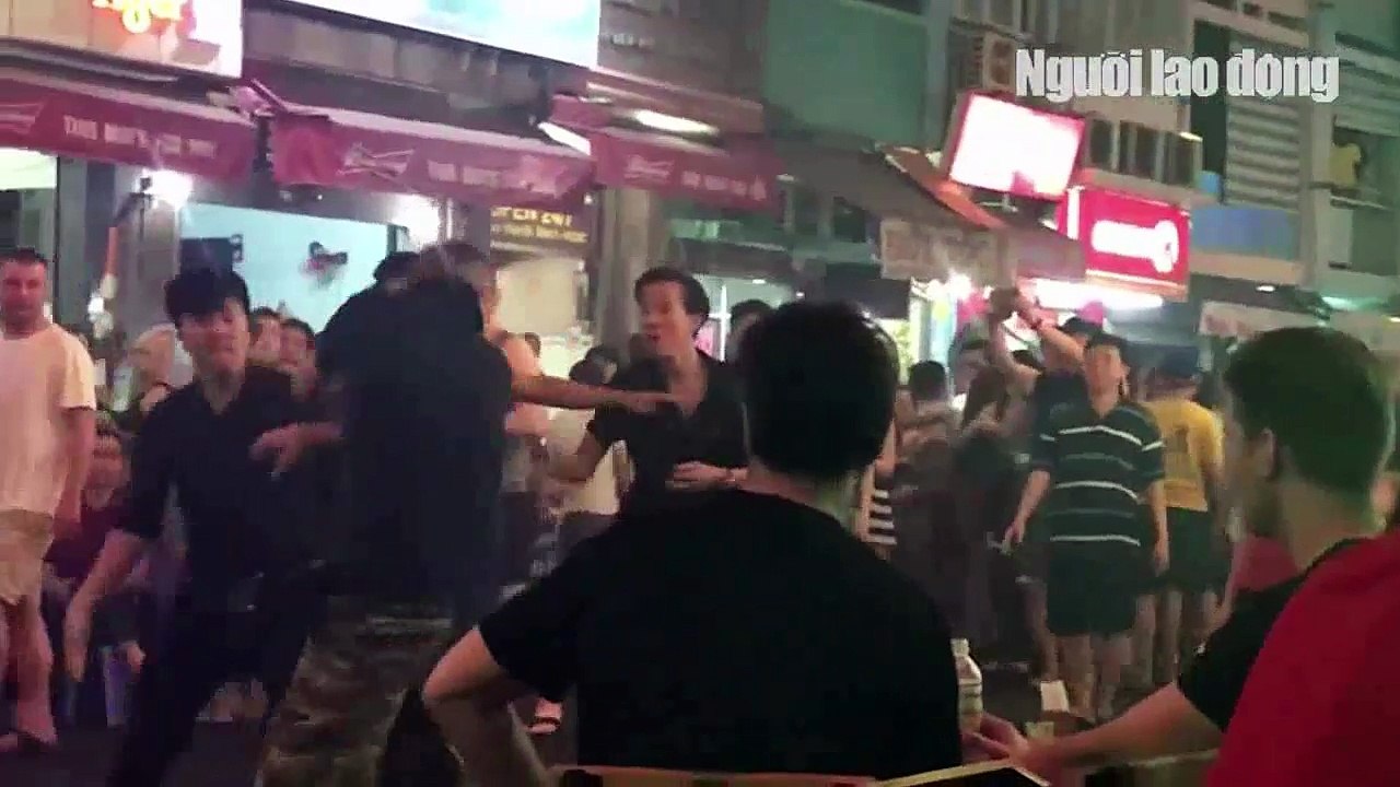 Khách Tây bị nhóm thanh niên đánh bầm dập ở phố đi bộ Bùi Viện