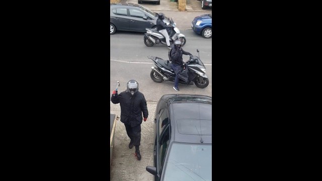 Il filme 4 personnes qui tentent de voler sa moto devant chez lui
