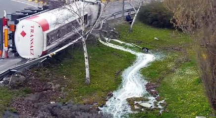 Un camión de gasoil vuelca en la Ronda de Pamplona y obliga a cortar el tráfico