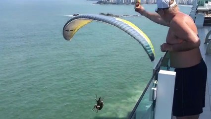 Un parapentiste attrape une bière depuis un balcon (Brésil)