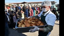 - Mehmetçik Afrin’de ekmeğini halkla paylaşmaya devam ediyor
