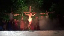 Un homme tente de sauver Jésus pendant un spectacle (Brésil)