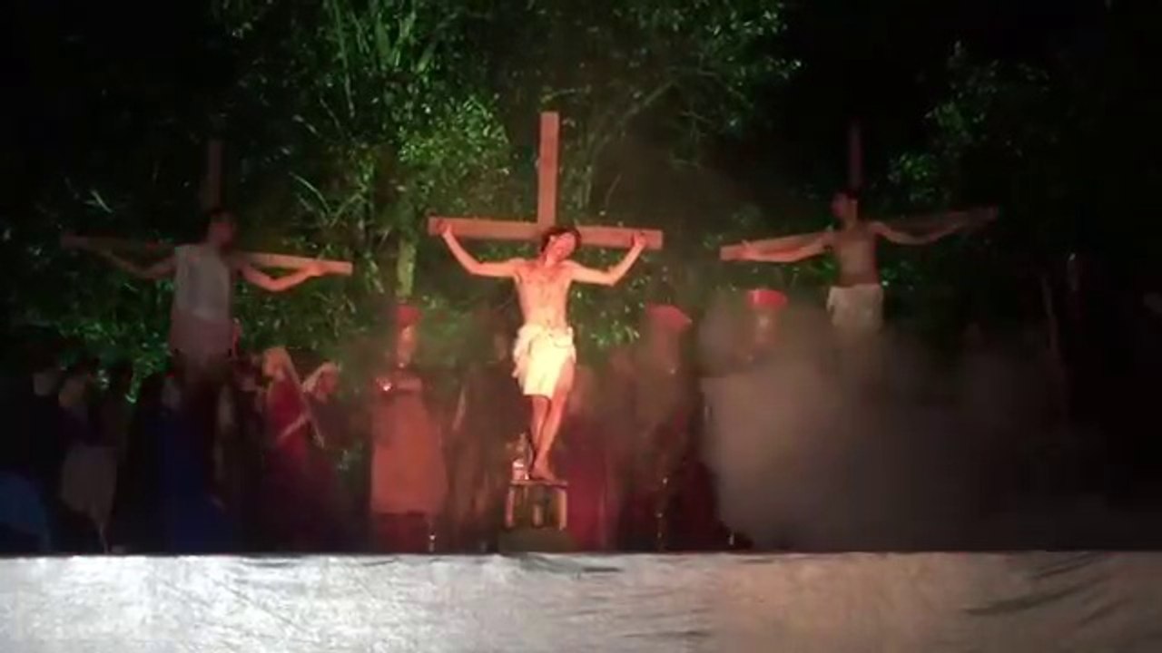 Un homme tente de sauver Jésus pendant un spectacle (Brésil)