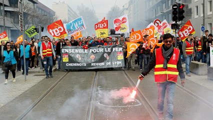 Fransa'daki grevin ilk günü yolculara zor anlar yaşattı