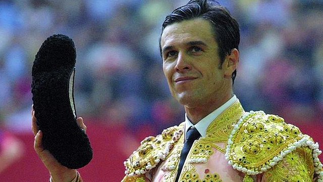 LA REVUE : La revue : Bernard Carbuccia/Directeur des arènes d'Istres/Féria d'Istres