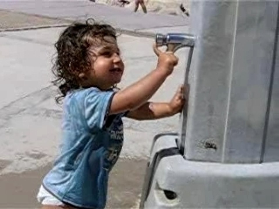 Lior sous l'eau du robinet