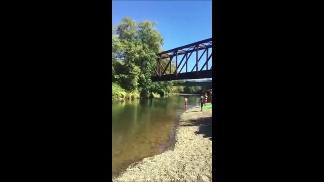 Il balance son gamin de 4 ans du haut d'un pont! Bravo papa