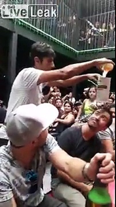 Tour de magie à la bière en pleine boîte de nuit !