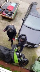 Descargar video: 4 voleurs surpris en plein vol d'une moto chez soi !