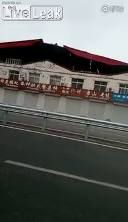 Arrachage complet d'un toit en pleine tempête en chine !