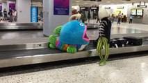 Cette mascotte attend son costume à l'aéroport LOL