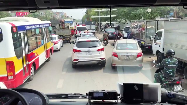 Xe cứu hỏa hú còi inh ỏi nhưng các xe khác thờ ơ không nhường đường