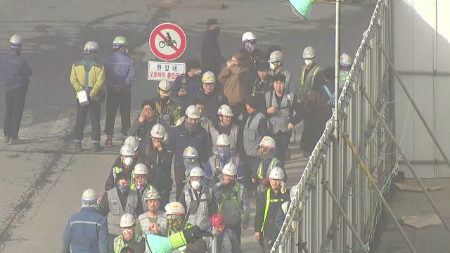 [속보] 파주 LG디스플레이 공사장 화재...옥상 대피 10명 구조 / YTN