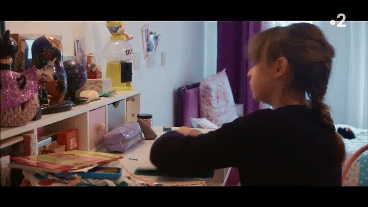 À 12ans, cette jeune fille surdouée évoque ses difficultés à s'adapter au système scolaire classique - Regardez