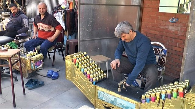 Çocuklarının geçimini ayakkabı boyacılığıyla sağlamaya çalışıyor