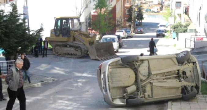 Kontrolünü Kaybedip Dozerle Yokuş Aşağı İnen Sürücü, 3 Otomobil Hurdaya Çevirdi