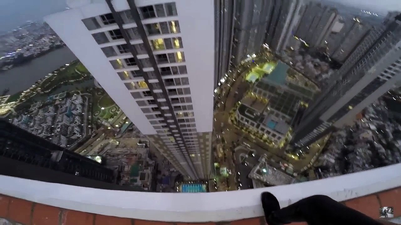 Rùng mình nhóm thanh niên quay clip mạo hiểm trên nóc nhà 38 tầng ở Sài Gòn