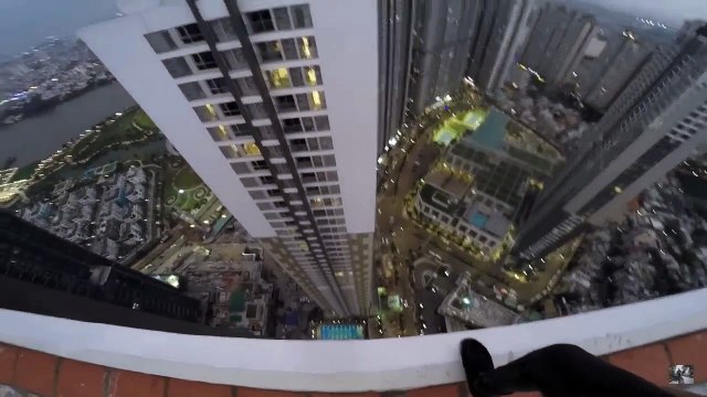 Rùng mình nhóm thanh niên quay clip mạo hiểm trên nóc nhà 38 tầng ở Sài Gòn