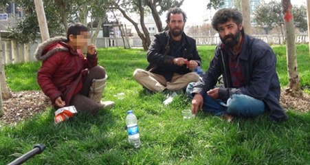 Taksim'de Dilendikten Sonra İçki Alemi Yapan Suriyeli Dilenciler Kameraya Yansıdı