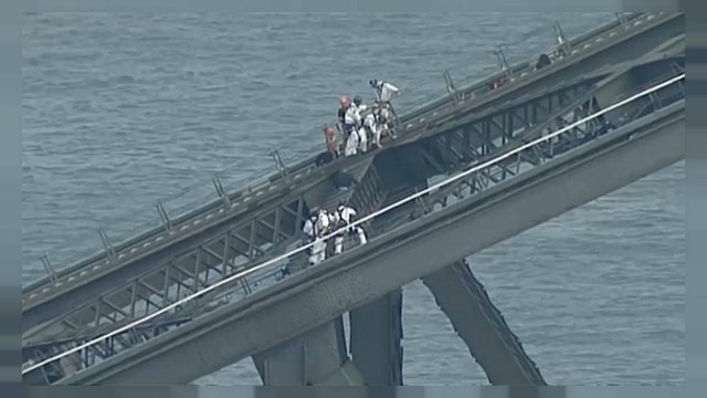 Sidney: un uomo tenta di scalare il Sidney harbour Bridge