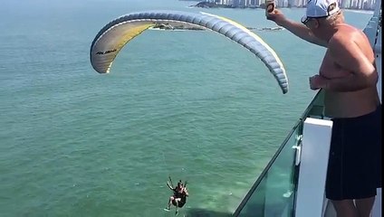 Un parapentiste attrape une bière en plein vol