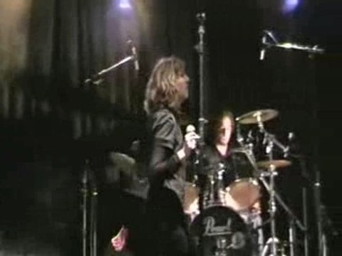 Les poings serrés-Jade