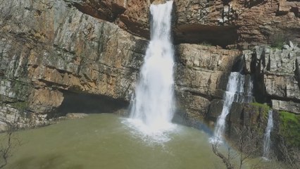 La cascada de La Cimbarra, 3.000 litros por segundo dando vida a Aldeaquemada (Jaén)