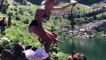 Une fille sexy tente un saut à la corde au-dessus d'une rivière (Vidéo)