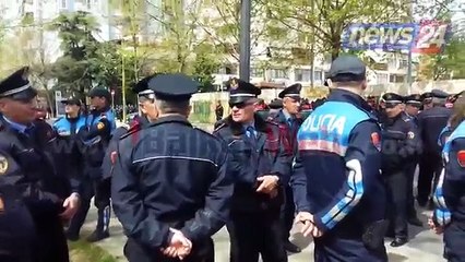 “Shtetrrethim”/ E moshuara i lutet policit: Po me pasaportë mund të kaloj? (Video)