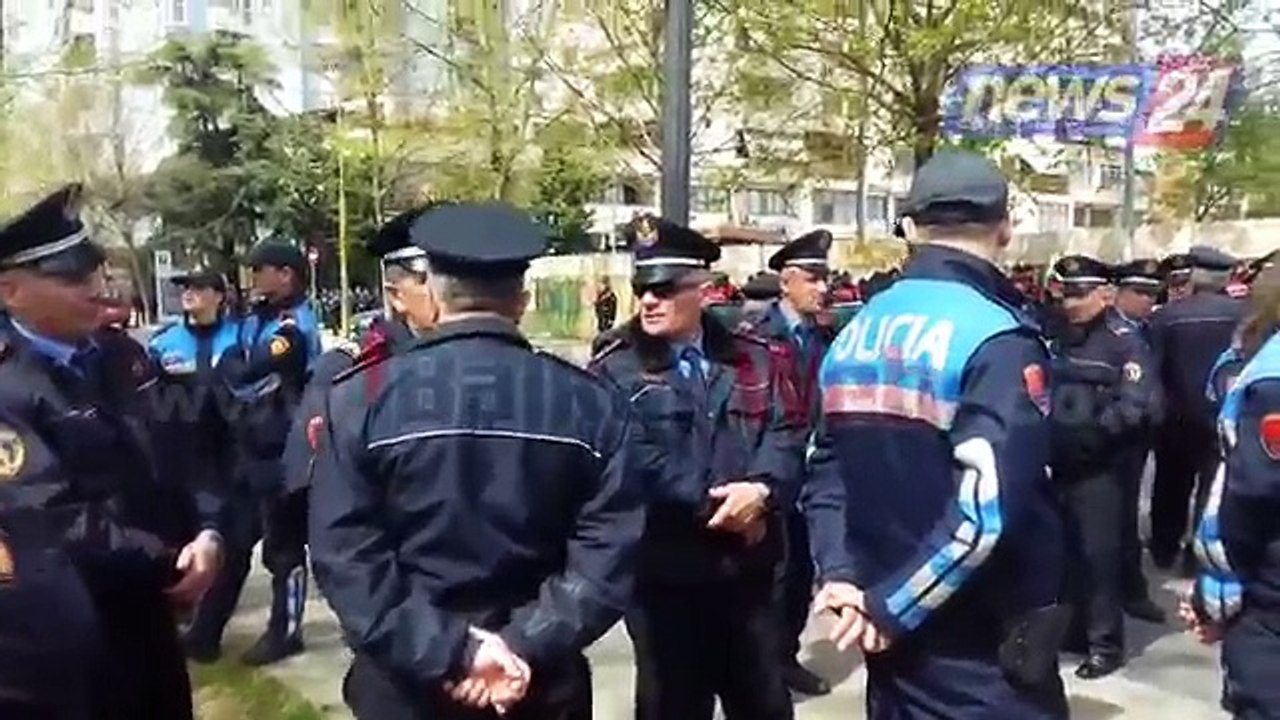 “Shtetrrethim”/ E moshuara i lutet policit: Po me pasaportë mund të kaloj? (Video)