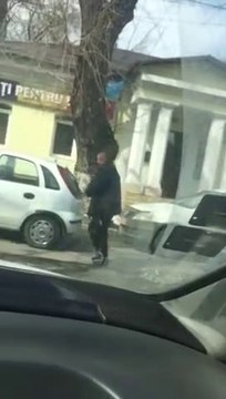 Cet homme pète un cable et vient exploser une voiture à la pelle