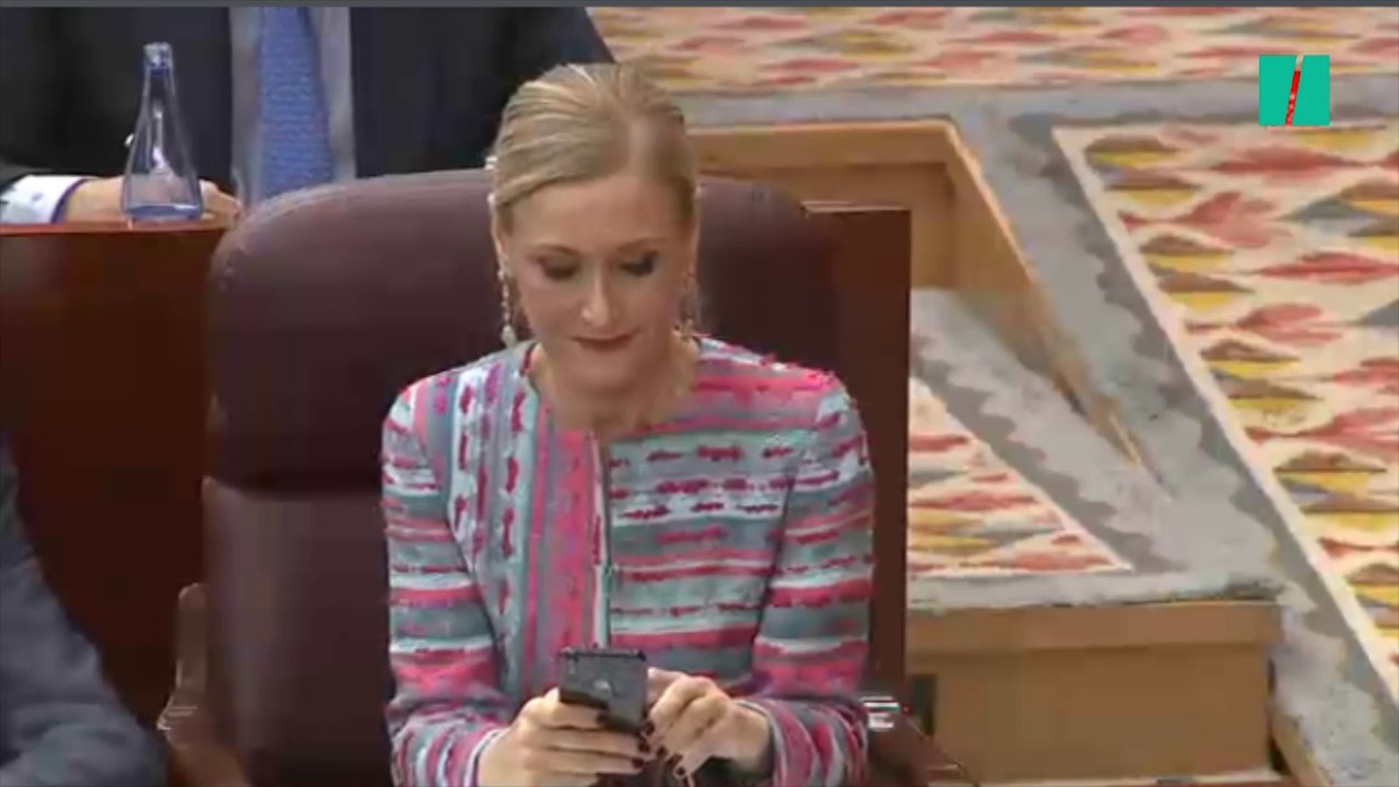 Cristina Cifuentes mira el móvil durante la comparecencia en la Asamblea de Madrid