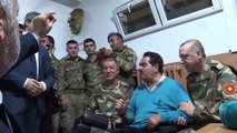 hulusi akar'ın selfie çeken askere bakışı | The soldier pointed a flows hulusi look selfie