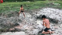 Two Brave Brother Catch Water snake By hand - How To catch Water snake in cambodia