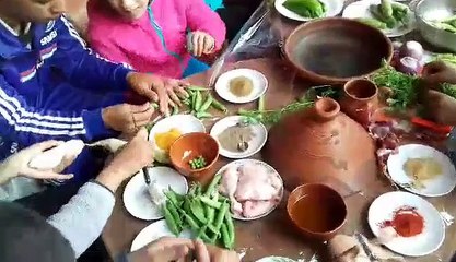 Un moment de l'activité d'épluchage des légumes