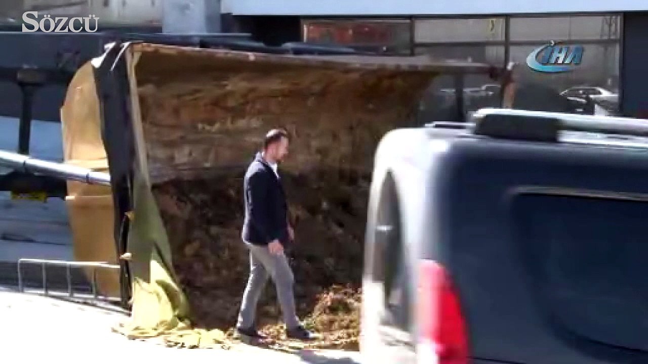 Toprak boşaltan hafriyat kamyonu devrildi