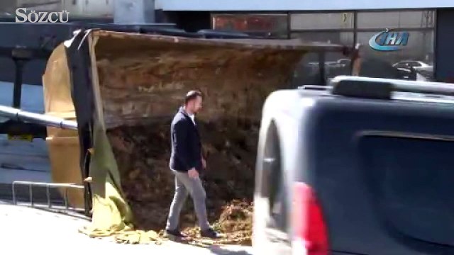 Toprak boşaltan hafriyat kamyonu devrildi
