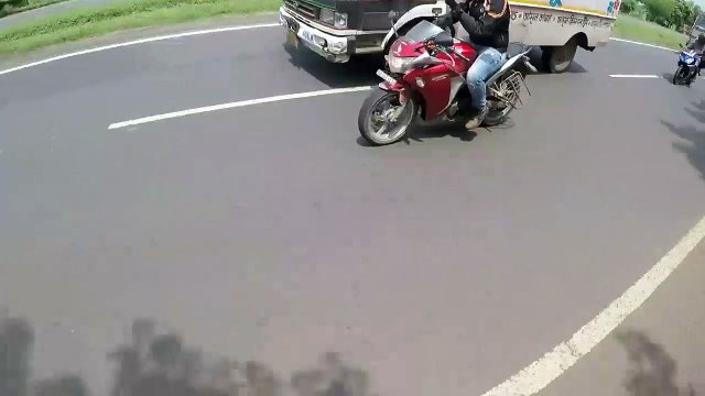 Ce motard n'aurait pas du exploser le rétro du camion