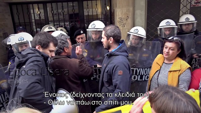 Παρακαλά τα ΜΑΤ να τον αφήσουν να μπει στο ίδιο του το σπίτι
