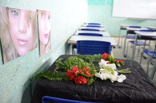 EMOCIONANTE: aplausos e homenagens marcam o último adeus a estudante de 16 anos