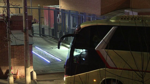 Diplomáticos expulsados ​​abandonan la embajada de los Estados Unidos en Moscú