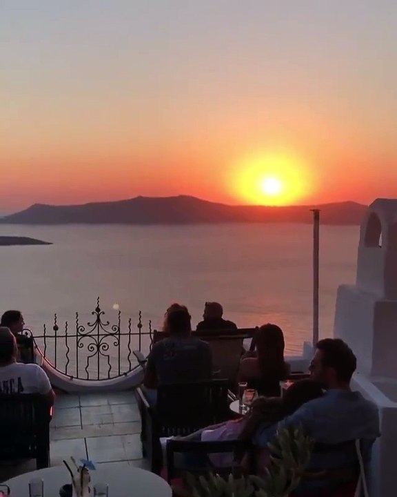 Hermosa puesta de sol en la isla de Santorini-Beautiful sunset on the island of Santorini-Frumos apus de soare pe insula Santorini