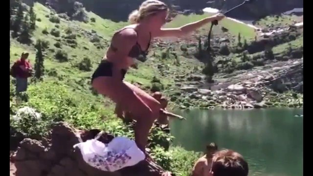 Une fille fait un saut la corde dans une rivière mais lache un peu trop tôt