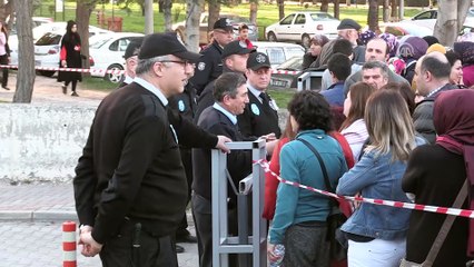 Télécharger la video: Osmangazi Üniversitesindeki silahlı saldırı - Ölenlerin yakınlarının morg önünde bekleyişleri - ESKİŞEHİR