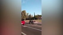 Argentino realizó una arriesgada maniobra al conducir una moto en una autopista