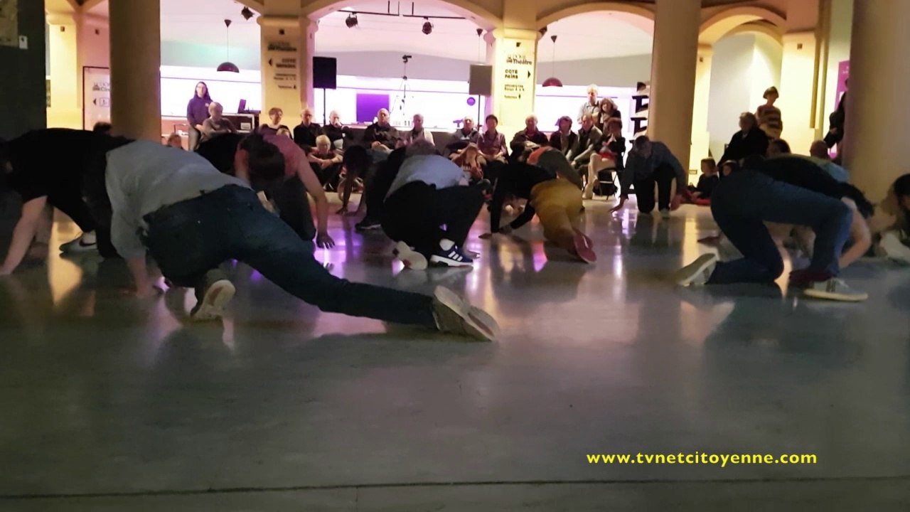 " Levée des Conflits " de Boris Charmatz, dansée par Fabrique de Danse